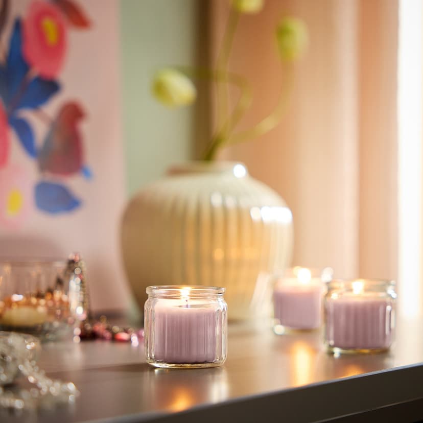 HÖKGÖK — Świeca zapachowa w szkle, różowe kwiaty bladoróżowy,