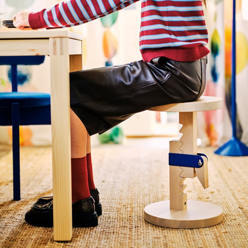 IKEA PS 2026 — Stołek, regulacja wysokości brzoza/pokryty bezbarwnym lakierem jaskrawoniebieski,