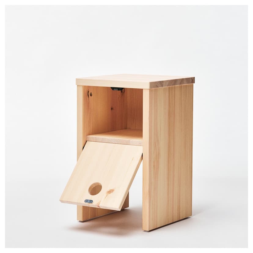 IKEA PS 2026 — Stolik nocny, sosna z drzwiami uchylnymi,