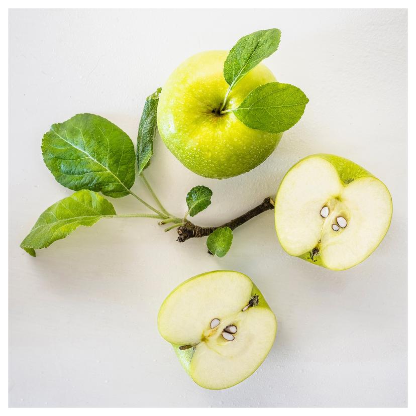 LÖVSKOGSLUND — Ароматическая свеча в стеклянном флаконе, яблочно-светло-зеленый цвет.