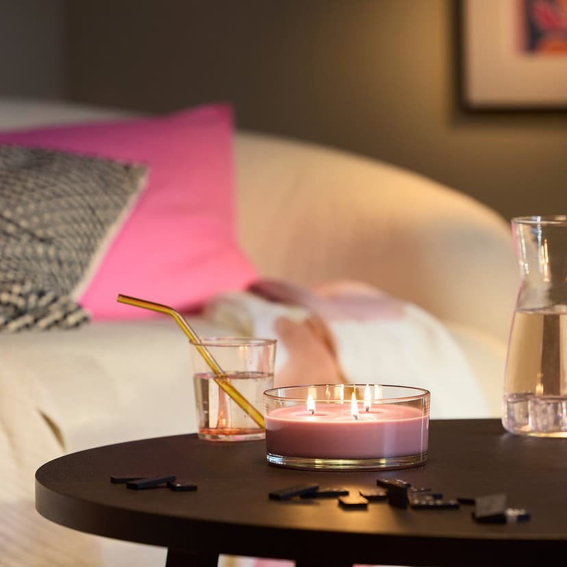 LOTSFÅGEL — Świeca zapachowa w szkle/3 knoty, czerwone owoce jagodowe jasnoróżowy,