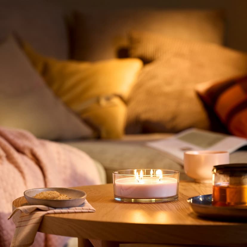 LOTSFÅGEL — Świeca zapachowa w szkle/3 knoty, różowe kwiaty bladoróżowy,