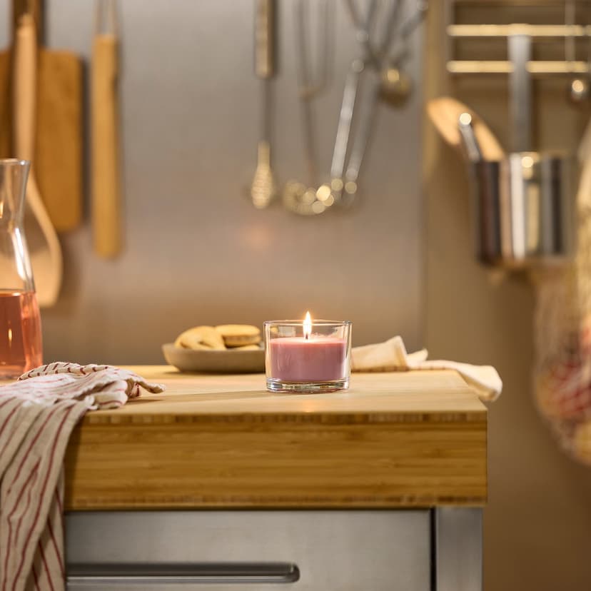 LOTSFÅGEL — Świeca zapachowa w szkle, czerwone owoce jagodowe jasnoróżowy,