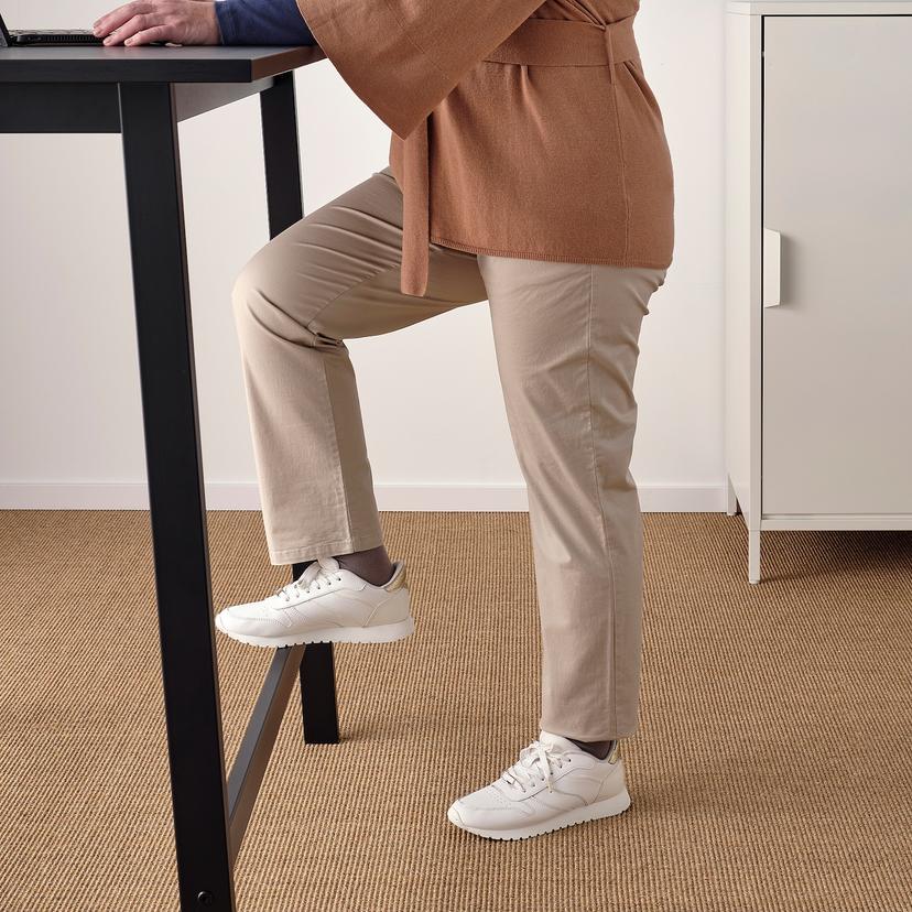 MITTZON — Конференционный стол, шпон ясеня, тонированный в черный цвет.