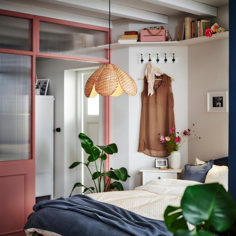 SANDKORN / HAVSDJUP — Подвесной светильник, ручной работы, из ротанга/черный