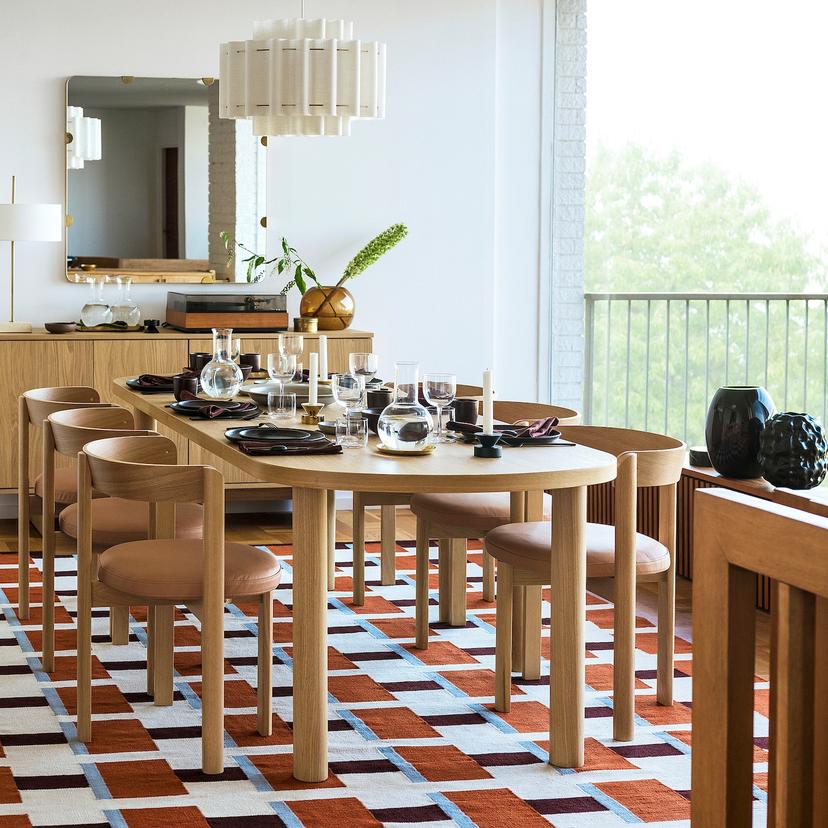 STOCKHOLM 2025 / STOCKHOLM 2025 — Стол и 6 стульев, отделка из дубового шпона/дубовой кожи.