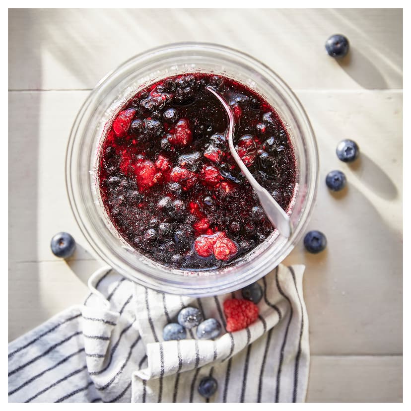 STÖRTSKÖN — ароматическая свеча в банке, Ягоды/красный, 50 ч