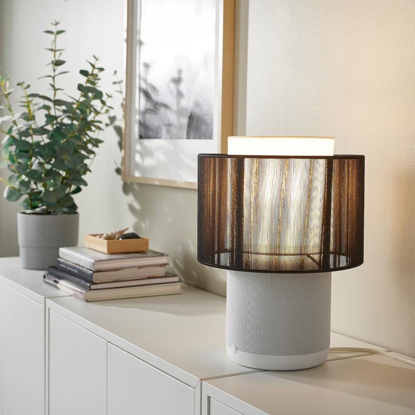 SYMFONISK — лампа/Wi-Fi динамик, текст абажур, белый/черный