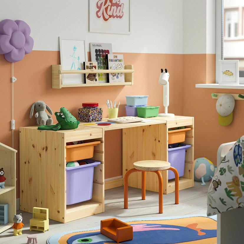 TROFAST — Biurko z pojemnikami, jasna sosna bejcowana na biało/jasnopomarańczowy liliowy,