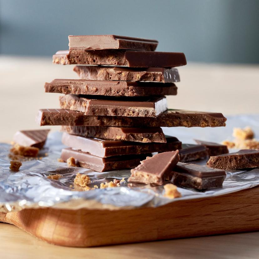 VINTERSAGA — Молочный шоколад, крошка имбирного пряника, сертифицированная Rainforest Alliance.